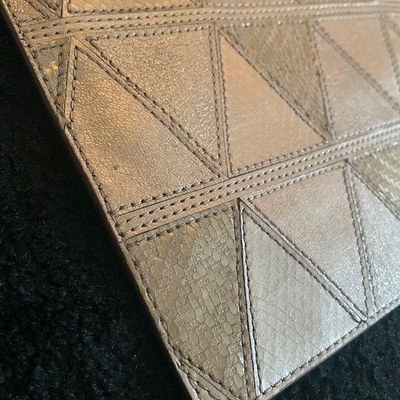 Michael Kors XL Wristlet Clutch Silver Metallic Patchwork w card slots top EUC - Picture 6 of 17